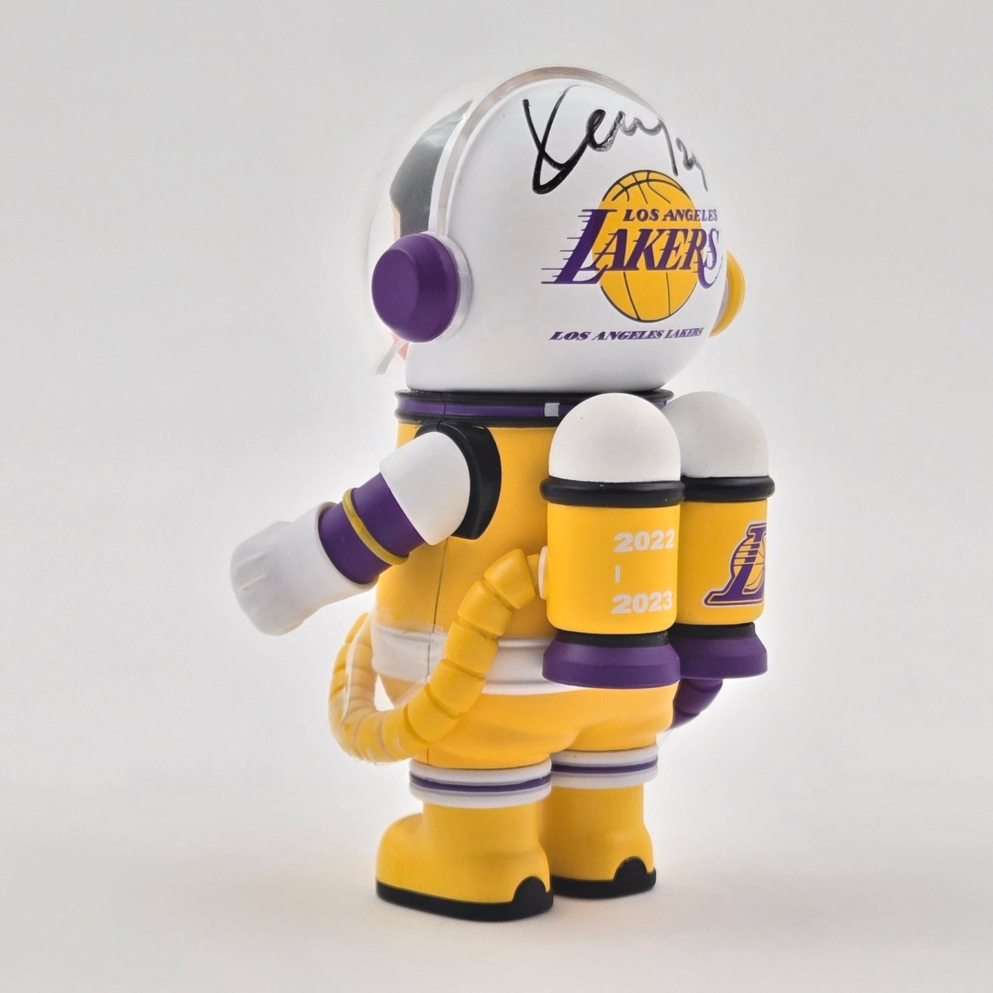 POPMART MEGA SPACE MOLLY Lakers NBA 100% Signed Kenny Wong PTS Beijing w/ COA