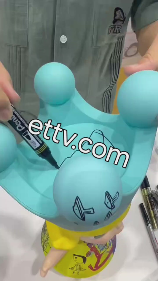 Artist Kenny Wong Signing ROYAL MOLLY – PTS Beijing 2025